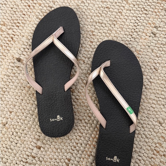 Sanuk Shoes - Sanuk Women’s Thong Flip Flops Rose Gold Strap Size 8